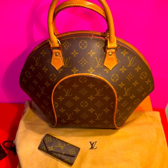 Louis Vuitton Handbags - Louis Vuitton Monogram The mother of All Tote Bags this is in good condition